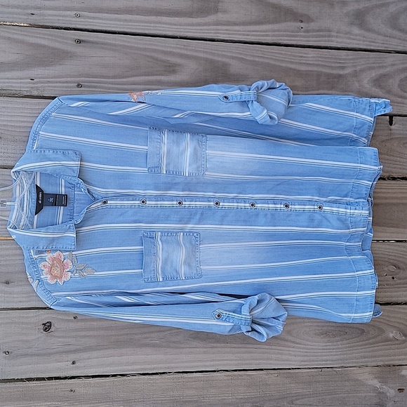 Ali Miles jean top with embroidered flower - Picture 1 of 10